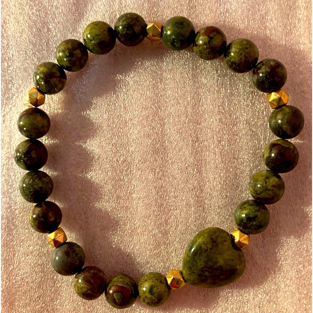 Bracelet green dragon blood crystal with crystal heart.